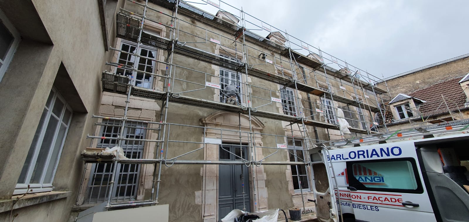 Rénovation façade rue Girardon échaffaudage